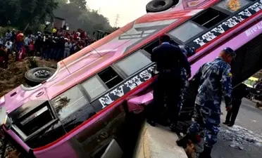 جھاپا: بس حادثے میں 19 افراد زخمی