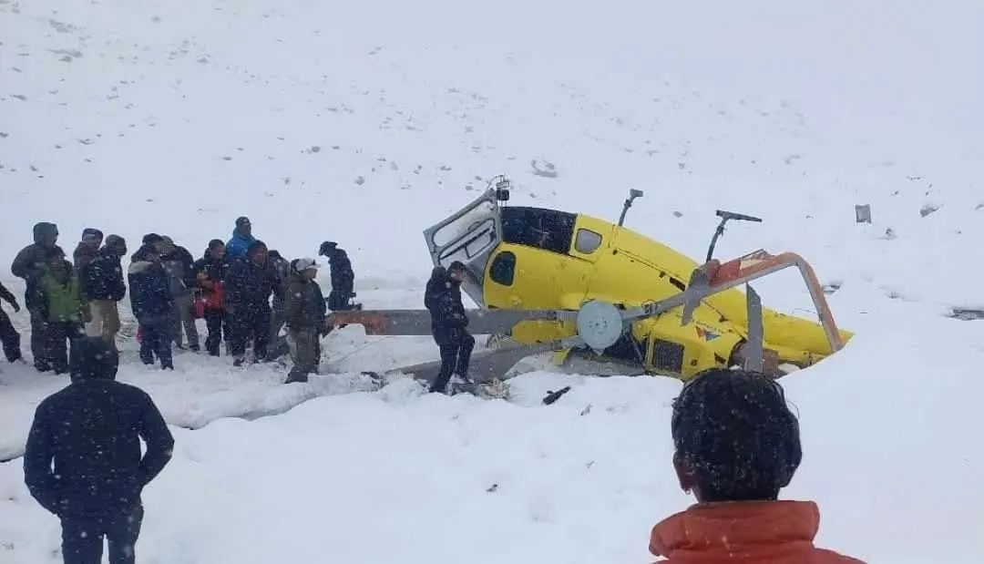سولوكهمبو میں ایورسٹ بیس کیمپ کے قریب ہیلی کاپٹر گر کر تباہ، پائلٹ محفوظ...