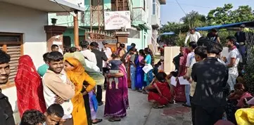 ووٹر لسٹ میں نام درج کرانے والوں کا ہجوم